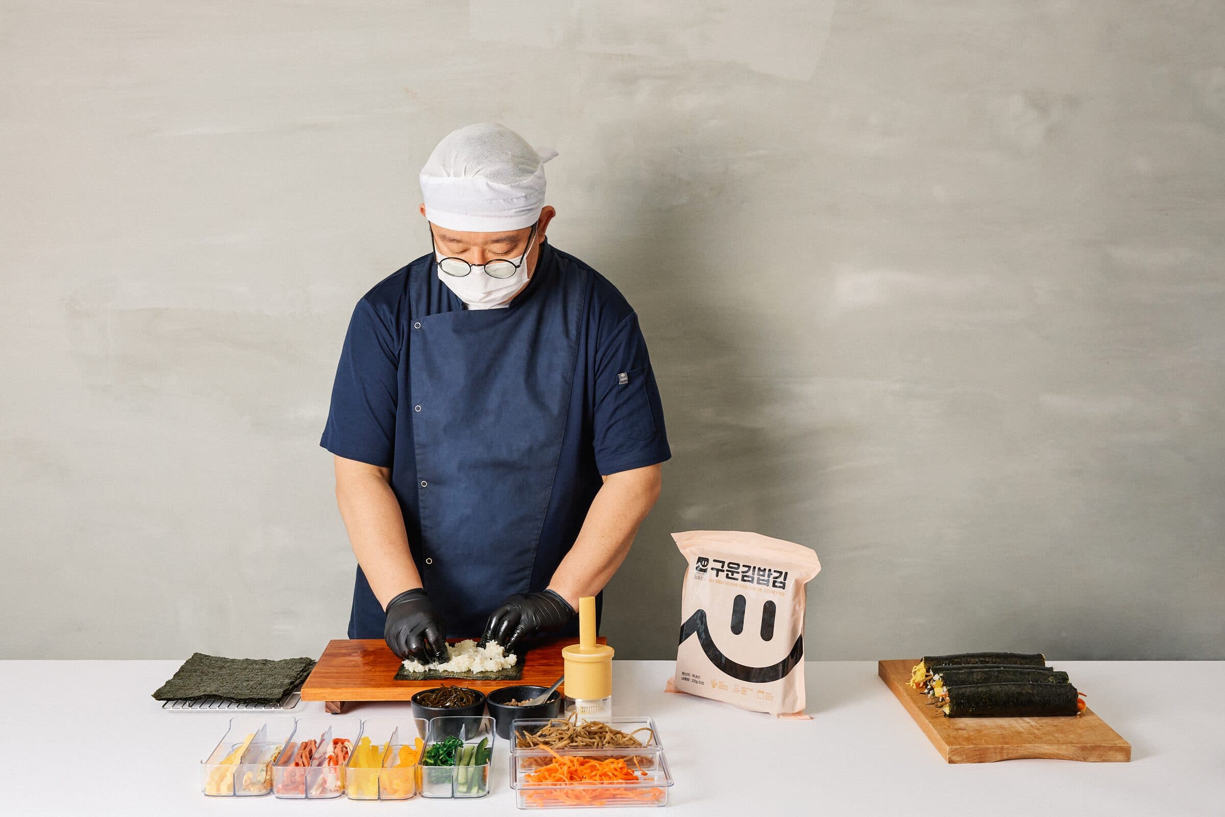 청애진심 김으로 김밥을 마는 셰프